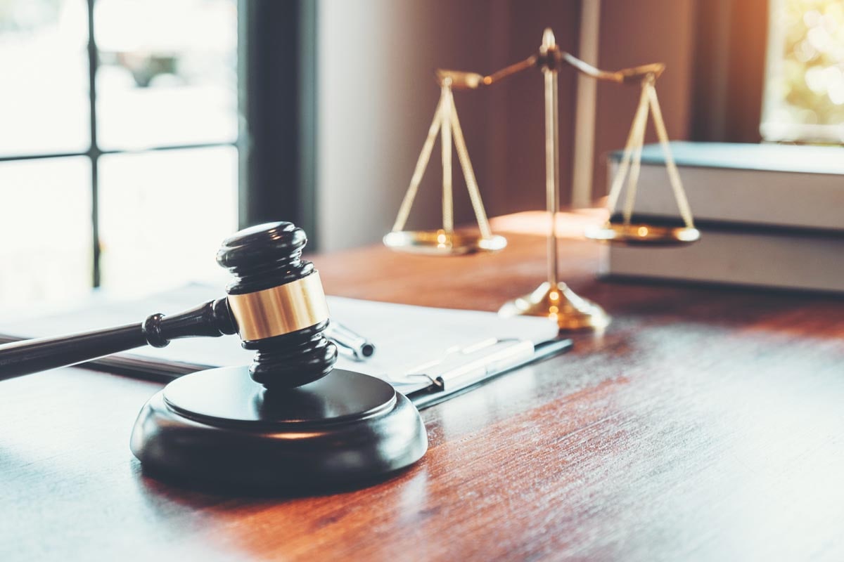 lawyers legal services Consulting in regard to the various contracts to plan the case in court. 